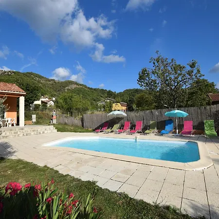 Villa Elegant Retreat In Thueyts