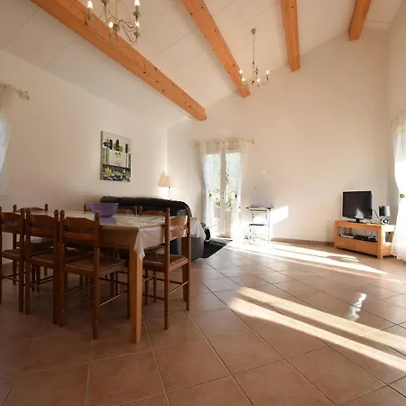Villa Elegant Retreat In *