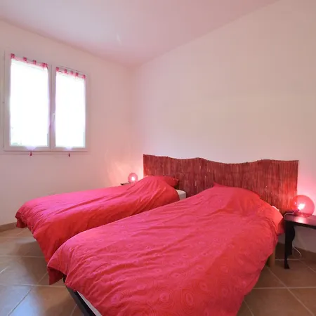 Villa Elegant Retreat In *