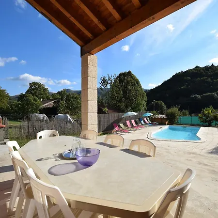 Villa Elegant Retreat In *