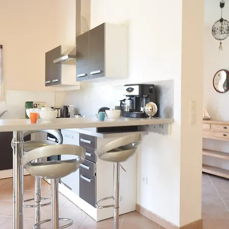 Villa Elegant Retreat In *